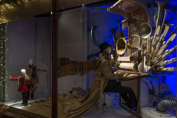 Vitrine de Noël par Burberry et Harrods, Londres – Royaume-Uni