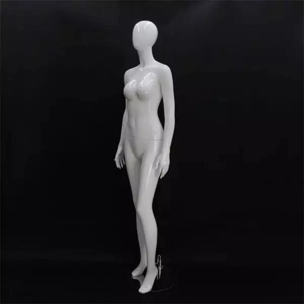 Mod&egrave;le f&eacute;minin complet de 188 cm&nbsp;: taille de mannequin adapt&eacute;e &agrave; l'exposition de v&ecirc;tements