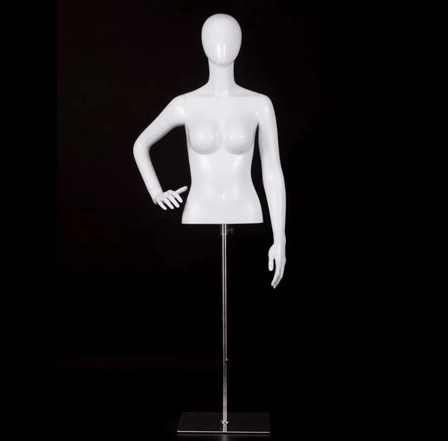 Afficher les chemisiers pour femmes sur des mannequins demi-figure : coupe et proportion